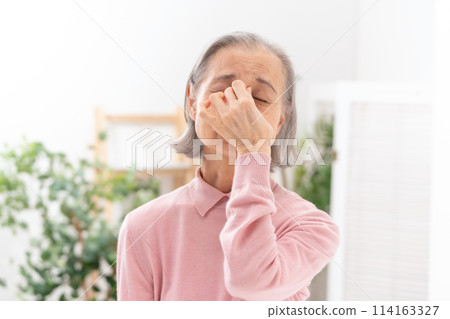 Woman with itchy eyes allergy 114163327