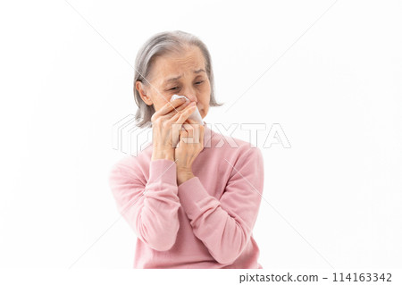 因過敏擤鼻涕的高級婦女 114163342
