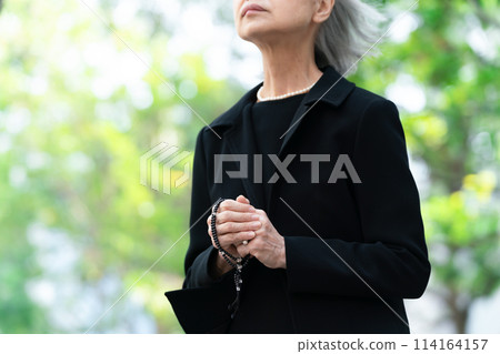 Senior woman in mourning clothes, hands 114164157