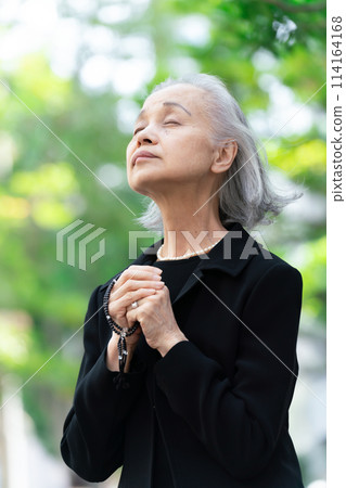 穿著喪服的老婦人抬頭 114164168