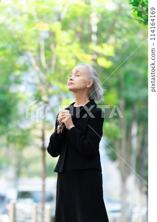 穿著喪服的老婦人抬頭 114164169