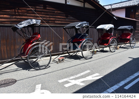 日本春天，岐阜縣高山市，四輛人力車停在古老的民居前。 114164424