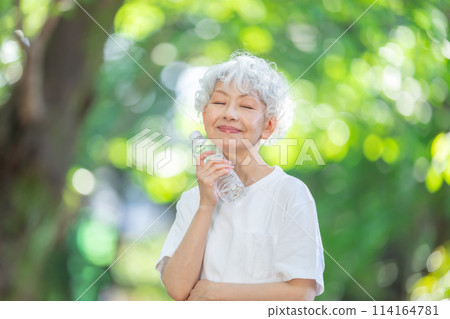 新鮮綠色公園裡的高級女性飲用水 114164781