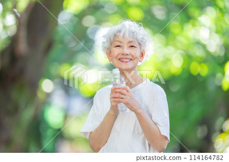 新鮮綠色公園裡的高級女性飲用水 114164782