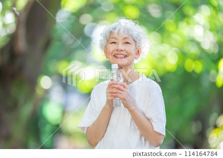 新鮮綠色公園裡的高級女性飲用水 114164784