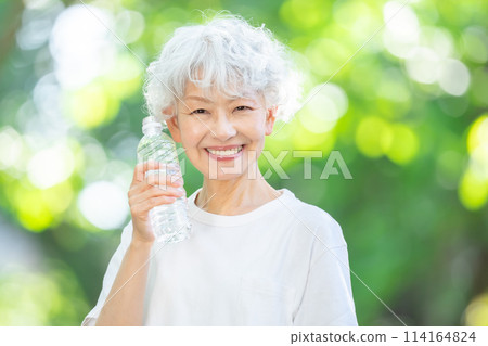 新鮮綠色公園裡的高級女性飲用水 新鮮綠色公園裡的高級女性飲用水 114164824