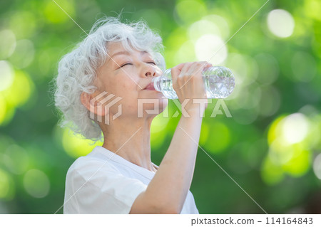 新鮮綠色公園裡的高級女性飲用水 新鮮綠色公園裡的高級女性飲用水 114164843