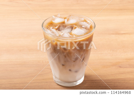 Cafe latte (iced) 114164968