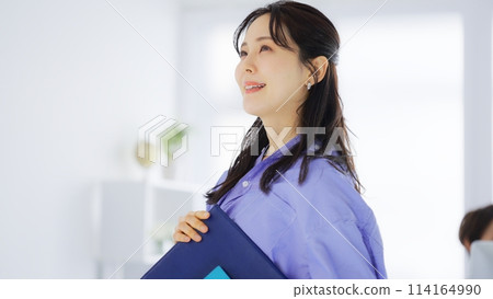 Female business person in her 30s Female business person in her 30s 114164990