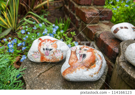 Painted cute yellow cat on rock decor in Kamado Jigoku, Beppu Painted cute yellow cat on rock decor in Kamado Jigoku, Beppu 114166123