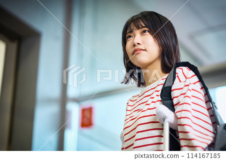 拄著拐杖的女大學生攝影合作:有明教育藝術學院 拄著拐杖的女大學生攝影合作:有明教育藝術學院 114167185
