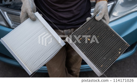 The master changes the cabin air filter of the car. The master changes the cabin air filter of the car. 114171026