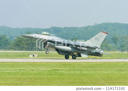US Air Force F-16 Fighting Falcon landing 114171192