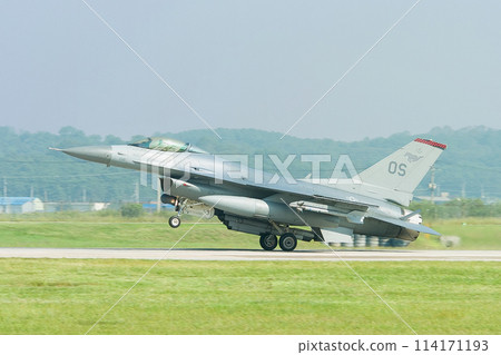 US Air Force F-16 Fighting Falcon landing US Air Force F-16 Fighting Falcon landing 114171193