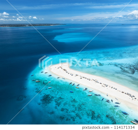 Aerial view of island, sandbank, sandy beach, boats, blue sea 114171334