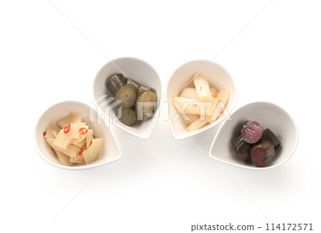Pickles from Okabe-cho, Fukaya City: Assortment of green onions, cucumbers, and zha cai 114172571