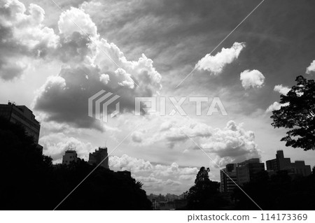 巴西聖保羅的夏日雲彩和天空 巴西聖保羅的夏日雲彩和天空 114173369