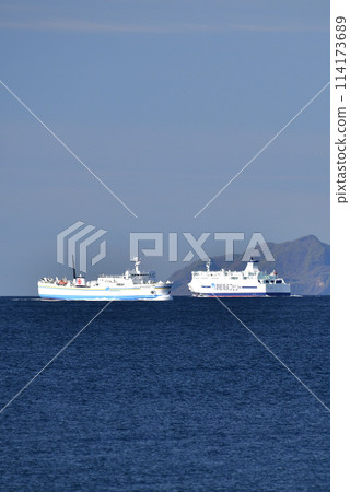 拍攝北海道函館市津輕海峽渡輪穿越函館灣的春天景色 114173689