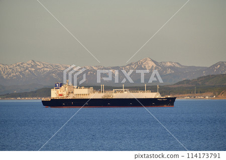拍攝春天北海道函館市函館灣航行的大型貨船的清晨風景 114173791