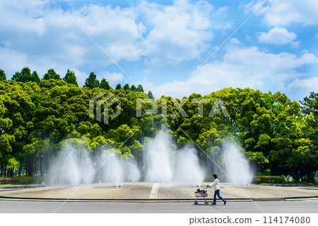 有噴泉和藍天的公園 有噴泉和藍天的公園 114174080