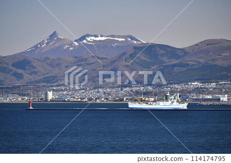 拍攝春天北海道函館市進入函館港的津輕海峽渡輪和白雪皚皚的駒岳風景。 114174795