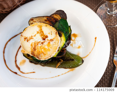 Vegetable timbale with goat cheese Vegetable timbale with goat cheese 114175009