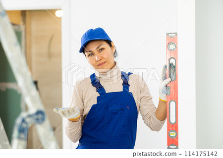 Female repairer setting level to wall 114175142