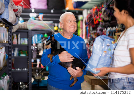 Woman helping an elderly man buy dog food 114175232