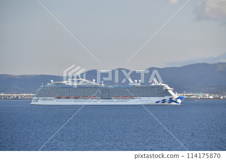 拍攝春天北海道函館市函館灣航行的皇家公主號遊輪的景色。 114175870