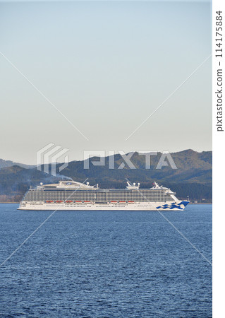 拍攝春天北海道函館市函館灣航行的皇家公主號遊輪的景色。 114175884