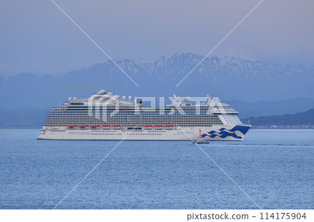 拍攝春天北海道函館市函館灣航行的皇家公主號遊輪的景色。 114175904