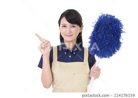 穿著圍裙、拿著拖把的女人 穿著圍裙、拿著拖把的女人 114176159