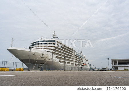 A cloudy sky typical of the Hokuriku region and a cruise ship calling at Kanazawa Port | Image of a luxury passenger ship | Kanazawa City, Ishikawa Prefecture 114176200
