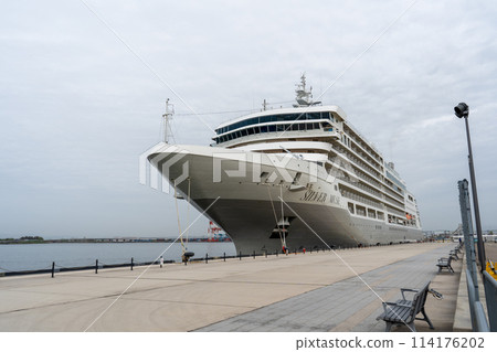 北陸地區典型的多雲天氣和停靠在金澤港的遊輪 | 石川縣金澤市的豪華遊輪圖片 北陸地區典型的多雲天氣和停靠在金澤港的遊輪 | 石川縣金澤市的豪華遊輪圖片 114176202