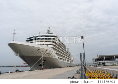 北陸地區典型的多雲天氣和停靠在金澤港的遊輪 | 石川縣金澤市的豪華遊輪圖片 114176203