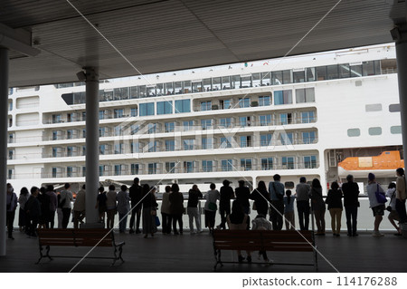 People seeing off a cruise ship that docked at Kanazawa Port | Image of a luxury cruise ship | Image of Kanazawa Port | Kanazawa City, Ishikawa Prefecture 114176288