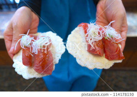 飛驒高山舊街景、三町傳統建築群保護區的飛驒牛壽司 114178130