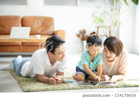 Reading with parents and children Living room 114178659