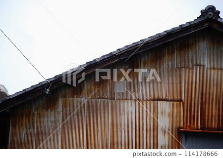 Old galvanized iron wall 114178666