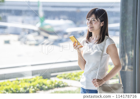 機場窗口女性智能手機 機場窗口女性智能手機 114178716