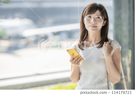 機場窗口女性智能手機 機場窗口女性智能手機 114178721