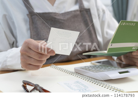 Smartphone, receipt, bankbook, credit card, housewife, apron 114178793