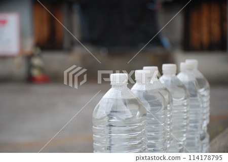 排列整齊的塑膠瓶 排列整齊的塑膠瓶 114178795