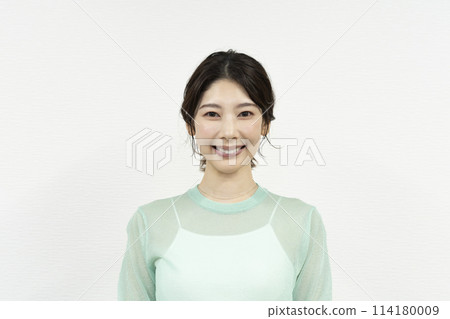 一個三十多歲的女人看著相機 114180009