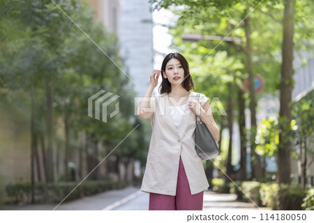 一名 30 多歲的婦女在城裡散步 一名 30 多歲的婦女在城裡散步 114180050