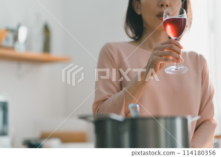 female, females, woman 114180356