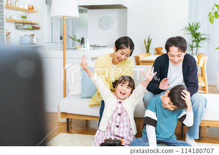 Family playing games in the living room 114180707