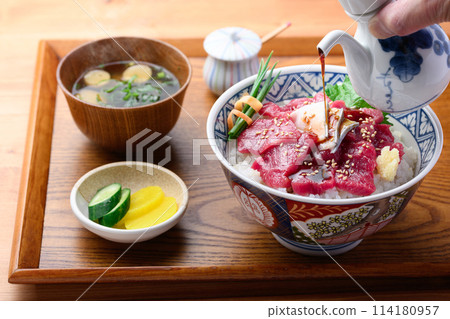 鯨魚生魚片碗，生小鬚鯨肉，新鮮捕獲（未冷凍）的當地美食，和歌山縣太地町 114180957
