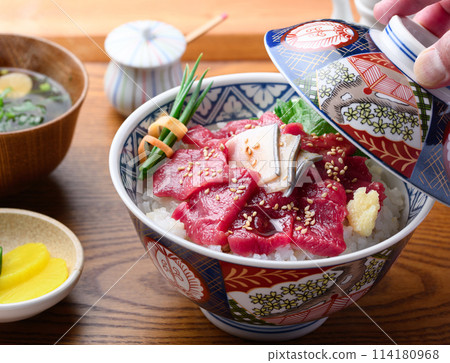 鯨魚生魚片碗,生小鬚鯨肉,新鮮捕獲(未冷凍)的當地美食,和歌山縣太地町 鯨魚生魚片碗,生小鬚鯨肉,新鮮捕獲(未冷凍)的當地美食,和歌山縣太地町 114180968