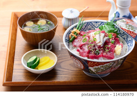 鯨魚生魚片碗,生小鬚鯨肉,新鮮捕獲(未冷凍)的當地美食,和歌山縣太地町 鯨魚生魚片碗,生小鬚鯨肉,新鮮捕獲(未冷凍)的當地美食,和歌山縣太地町 114180970